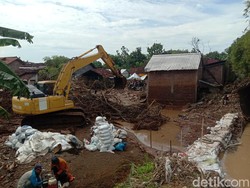 Waspada Banjir Bandang Susulan, Tanggul Sementara di Pati Dikebut