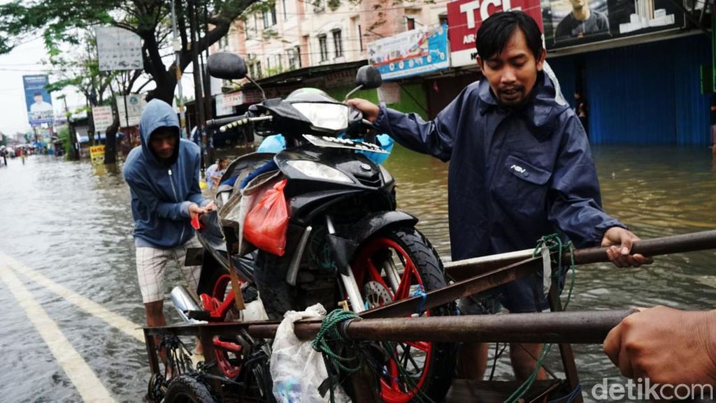 Pemotor Andalkan Ojek Gerobak untuk Terjang Banjir di Ciledug Pemotor Andalkan Ojek Gerobak untuk Terjang Banjir di Ciledug