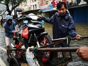 Pemotor Andalkan Ojek Gerobak untuk Terjang Banjir di Ciledug Pemotor Andalkan Ojek Gerobak untuk Terjang Banjir di Ciledug