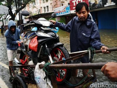 Pemotor Andalkan Ojek Gerobak untuk Terjang Banjir di Ciledug
