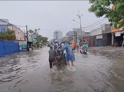 Pemotor Gunakan Ojek Gerobak untuk Terjang Banjir di Ciledug Indah