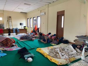 Banjir Ciledug Belum Surut, Warga Mengungsi di Kantor Kelurahan Banjir Ciledug Belum Surut, Warga Mengungsi di Kantor Kelurahan