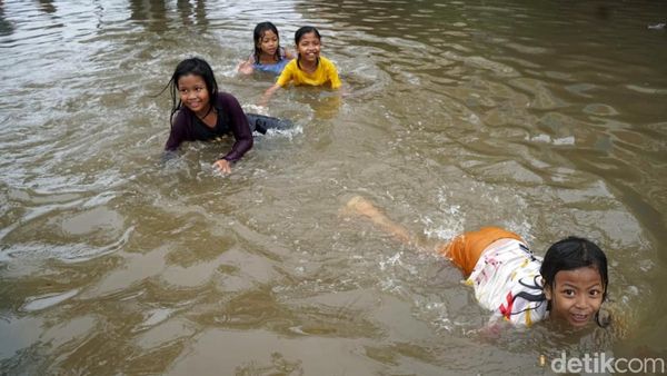 Potret Keceriaan Anak-anak Bermain Banjir di Ciledug