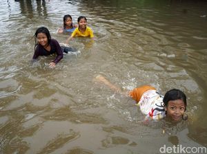 Potret Keceriaan Anak-anak Bermain Banjir di Ciledug