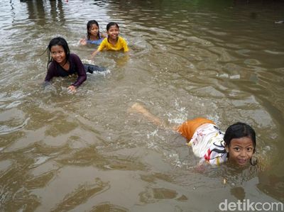 Potret Keceriaan Anak-anak Bermain Banjir di Ciledug