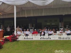 Prabowo dan Iwan Bule Berdampingan Buka Turnamen Sepakbola Prabowo dan Iwan Bule Berdampingan Buka Turnamen Sepakbola