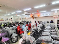 Harga Pertalite dan Pertamax Naik, Showroom Motor Listrik Ini Diserbu Pembeli