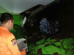 Satu Rumah Rusak Terkena Longsor di Cibinong, Penghuni Mengungsi