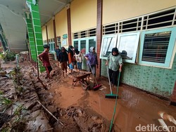 Banjir Bandang Pati Jebol Pagar SMK Ini, Sisakan Lumpur Setinggi Lutut