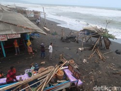 Puluhan Lapak di Pantai Depok Bantul Rusak Diterjang Gelombang Pasang