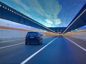 Jalan Tol Bawah Air China yang Menakjubkan, Atapnya Pakai LED