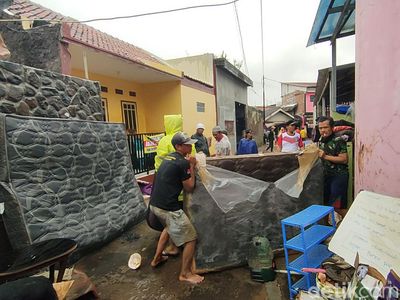Potret Penyintas Banjir Bandang Garut Bersihkan Sisa Lumpur
