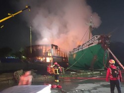 2 Kapal Pinisi Hangus Terbakar di Kalimas Surabaya