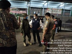 Momen Anies Datangi Lokasi Citayam Fashion Week Tengah Malam Momen Anies Datangi Lokasi Citayam Fashion Week Tengah Malam