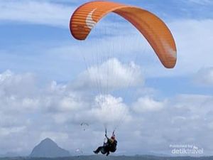 Paralayang Hiasi Langit Trenggalek