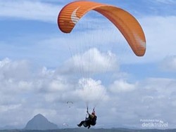 Paralayang Hiasi Langit Trenggalek