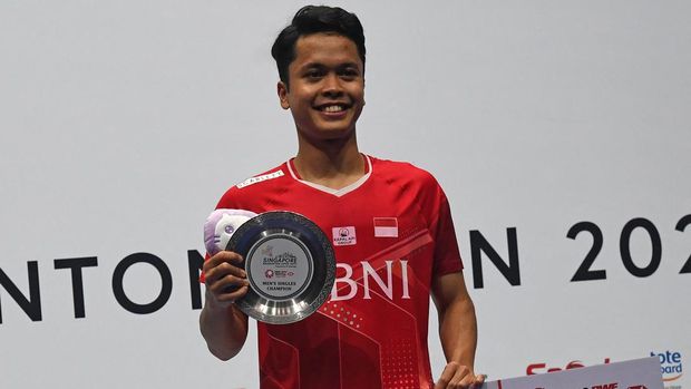 Indonesia's Anthony Sinisuka Ginting celebrates on the podium after defeating Japan's Kodai Naraoka during the men's singles final at the Singapore Open badminton tournament in Singapore on July 17, 2022. (Photo by ROSLAN RAHMAN / AFP)