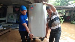 Bahu Membahu Bantu Korban Banjir di Tangsel