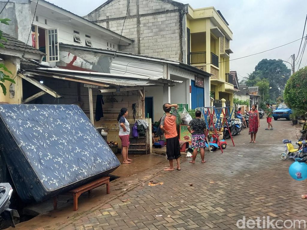 Banjir di Puri Kartika Tangerang Surut, Warga Mulai Bersih-bersih