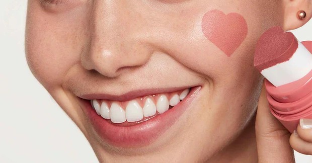 Blush on berbentuk hati yang unik dari Kaja Beauty/kajabeauty.com Terkenal akan barangnya yang lucu dan unik, Korea punya blush on berbentuk hati yang dipastikan menarik minat para perempuan untuk membelinya.