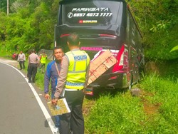 38 Penumpang Selamat Usai Bus Tabrak Tebing Lanjut Piknik ke Telaga Sarangan