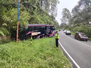 Bus Pariwisata Tabrak Tebing Gunung Lawu Magetan, 38 Orang Selamat Bus Pariwisata Tabrak Tebing Gunung Lawu Magetan, 38 Orang Selamat