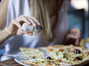 Kebiasaan Tambahkan Garam ke Makanan Bikin Umur Pendek, Ini Kata Peneliti
