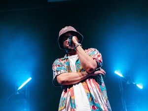 Momen Epik High Lempar Kaos ke Fans di CXO Media Live on Stage Momen Epik High Lempar Kaos ke Fans di CXO Media Live on Stage