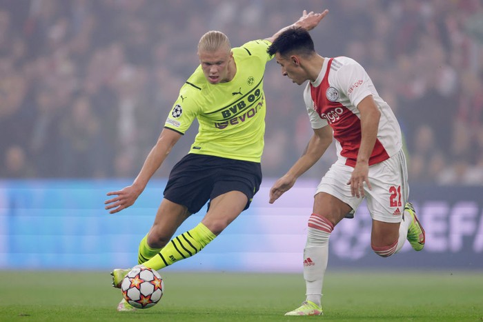 AMSTERDAM, NETHERLANDS - OCTOBER 19: (L-R) Erling Haaland of Borussia Dortmund, Lisandro Martinez of Ajax  during the UEFA Champions League  match between Ajax v Borussia Dortmund at the Johan Cruijff Arena on October 19, 2021 in Amsterdam Netherlands (Photo by Rico Brouwer/Soccrates/Getty Images)