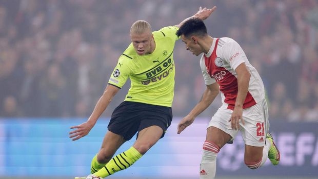 AMSTERDAM, NETHERLANDS - OCTOBER 19: (L-R) Erling Haaland of Borussia Dortmund, Lisandro Martinez of Ajax  during the UEFA Champions League  match between Ajax v Borussia Dortmund at the Johan Cruijff Arena on October 19, 2021 in Amsterdam Netherlands (Photo by Rico Brouwer/Soccrates/Getty Images)