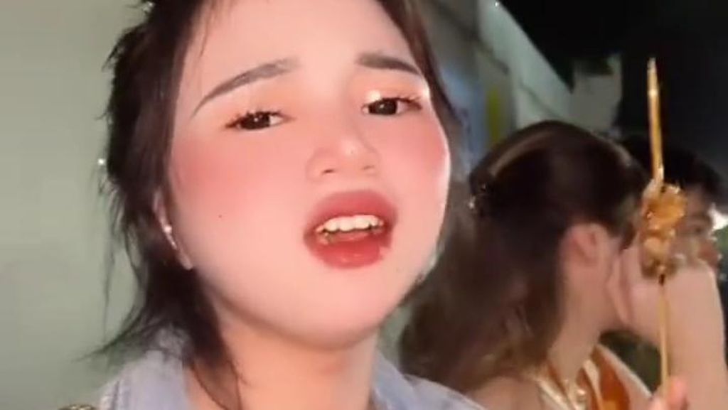 Potret Selebgram Kienzy yang Sentil Hotman Paris Saat Jajan di Kaki Lima Potret Selebgram Kienzy yang Sentil Hotman Paris Saat Jajan di Kaki Lima