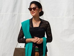 Dian Sastrowardoyo Tak Paksa Anak untuk Cintai Kebaya