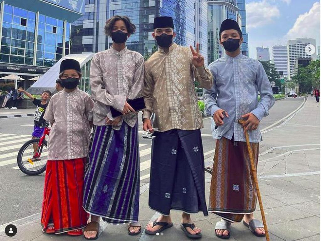 Potret Outfit Beda 4 Cowok Gen Halilintar di Sudirman Bareng Bocah Citayam Cs