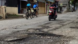 Potret Rusaknya Jalan di Cikancung Bandung