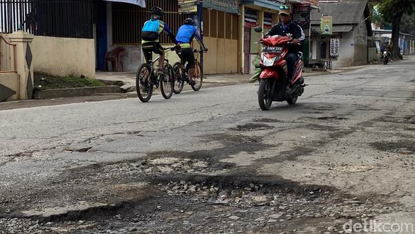 Potret Rusaknya Jalan di Cikancung Bandung