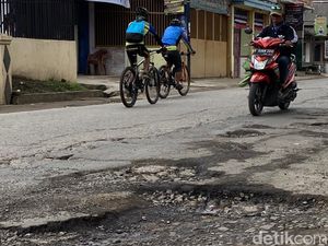 Potret Rusaknya Jalan di Cikancung Bandung