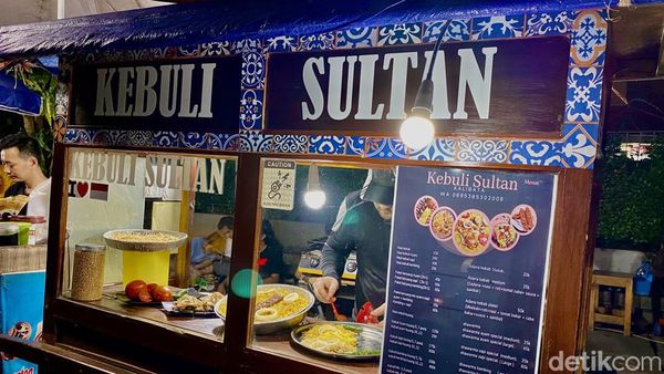 Orang Pakistan Asli Ini Jual Nasi Kebuli Enak Pakai Gerobak di Kalibata