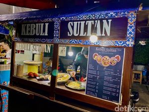 Orang Pakistan Asli Ini Jual Nasi Kebuli Enak Pakai Gerobak di Kalibata