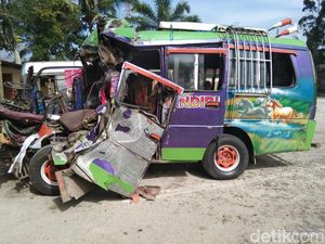 Bus Tabrak Truk di Jalinsum Asahan, 2 Penumpang Tewas Bus Tabrak Truk di Jalinsum Asahan, 2 Penumpang Tewas