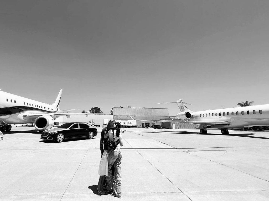 Kylie Jenner Pamer Kemesraan di Tengah 2 Jet Pribadi, Dicibir Tak Berkelas