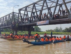 Setelah 7 Tahun Vakum, Lomba Dayung Perahu Naga Kembali Terselenggara
