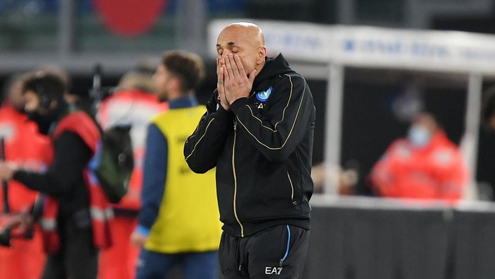 ROME, ITALY - FEBRUARY 27: Luciano Spalletti SSC Napoli coach shows his disappointment during the Serie A match between SS Lazio and SSC Napoli at Stadio Olimpico on February 27, 2022 in Rome, Italy. (Photo by Francesco Pecoraro/Getty Images)