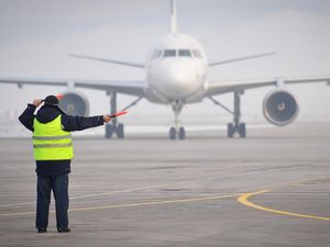 Hibur Penumpang yang Kena Delay 2 Jam, Marshal Joget di Landasan Hibur Penumpang yang Kena Delay 2 Jam, Marshal Joget di Landasan