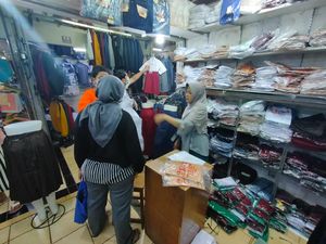 Berkah Tahun Ajaran Baru 2022, Pedagang Seragam Sekolah Raup Untung 100%