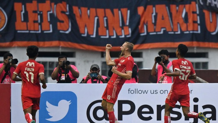 Pesepak bola Persija Jakarta Hanno Bahrens (tengah) dan rekan-rekannya berselebrasi usai menjebol gawang Rans Nusantara FC dalam pertandingan uji coba di Stadion Wibawa Mukti, Cikarang, Kabupaten Bekasi, Jawa Barat, Sabtu (16/7/2022). Pertandingan yang digelar sebagai persiapan jelang Liga 1 2022-2023 sekaligus peluncuran skuad Persija itu berakhir dengan skor 4-2 untuk kemenangan Persija. ANTARA FOTO/Aditya Pradana Putra/wsj.