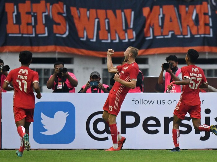 Pesepak bola Persija Jakarta Hanno Bahrens (tengah) dan rekan-rekannya berselebrasi usai menjebol gawang Rans Nusantara FC dalam pertandingan uji coba di Stadion Wibawa Mukti, Cikarang, Kabupaten Bekasi, Jawa Barat, Sabtu (16/7/2022). Pertandingan yang digelar sebagai persiapan jelang Liga 1 2022-2023 sekaligus peluncuran skuad Persija itu berakhir dengan skor 4-2 untuk kemenangan Persija. ANTARA FOTO/Aditya Pradana Putra/wsj.