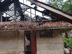 Air Kolam Ikan Padamkan Api yang Membakar Rumah Warga di Ciamis