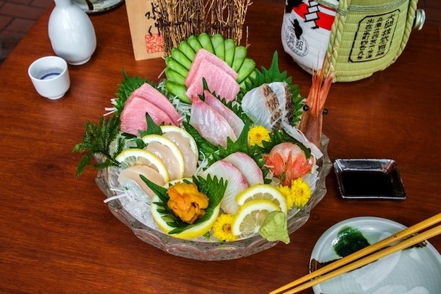 Sashimi Sashimi sajian ikan mentah berupa salmon dan tuna