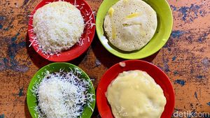 Ngemil Serabi Topping Saus Durian Petruk yang Legit di Kalibata