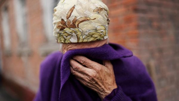 Tangis Warga Kharkiv Korban Serangan Rusia